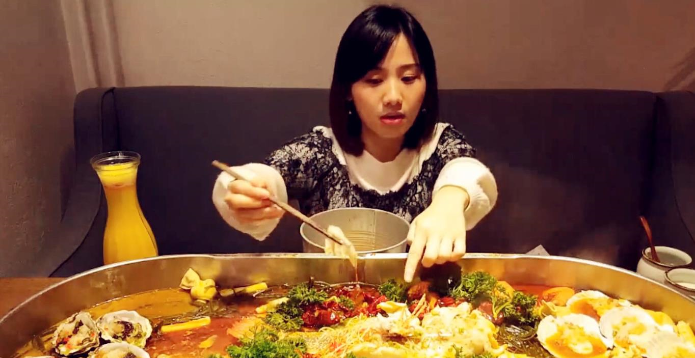 密子君吃海鲜,一锅有澡盆那么大,然而这个动作暴露吃播真相