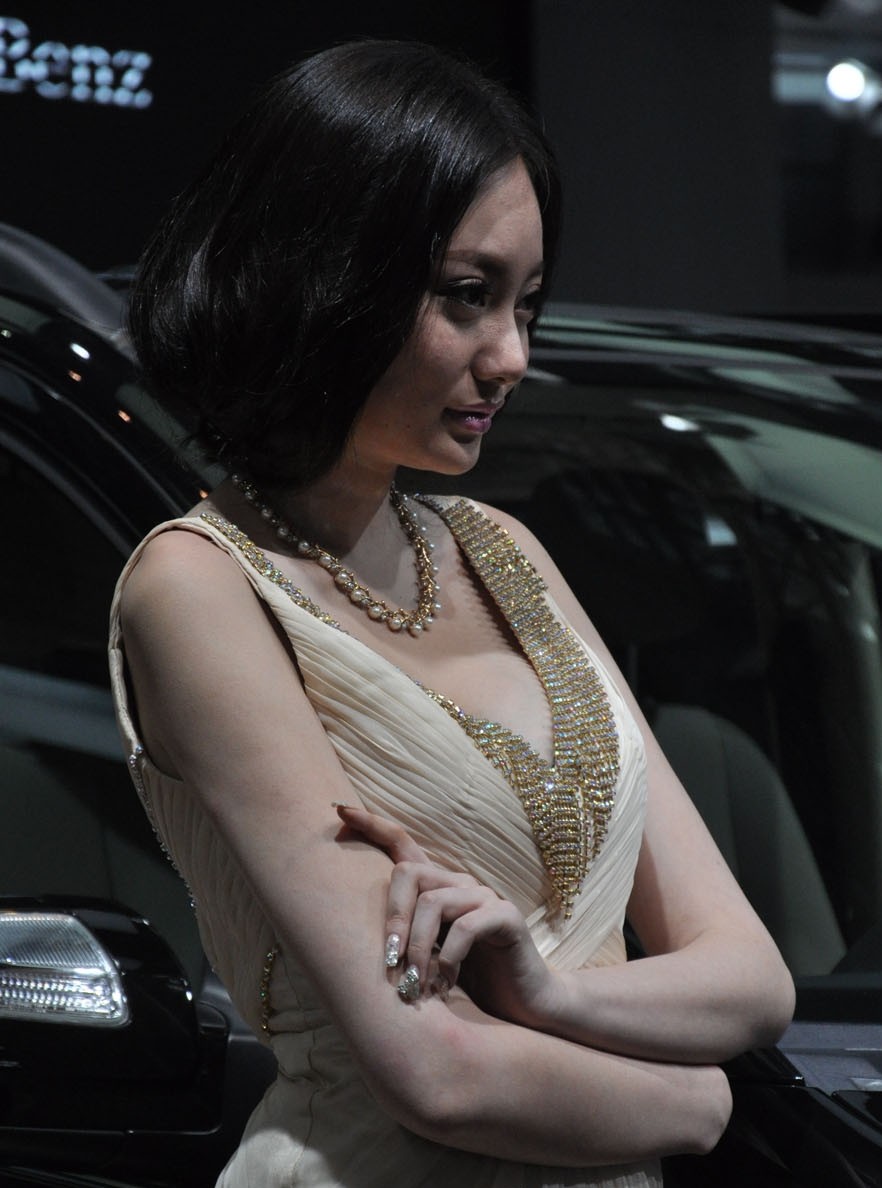 素颜最美车模强势助阵北京奔驰,姿势太霸气,如女王莅临