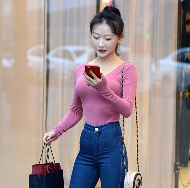 街拍:高挑丰腴的少妇,牛仔裤配白色露脐上衣,翘臀圆润让人心动