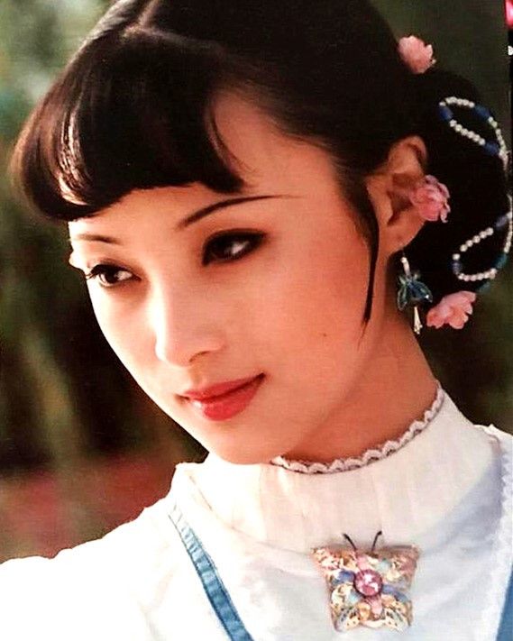 蒋勤勤23岁小凤仙剧照曝光加厚版空气刘海美的像瓷娃娃