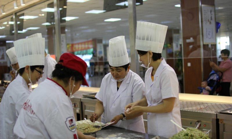 沈阳工业大学老师们在学校食堂包饺子准备送别毕业生的饺子宴