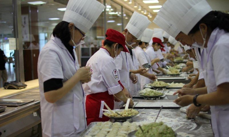 沈阳工业大学老师们在学校食堂包饺子准备送别毕业生的饺子宴