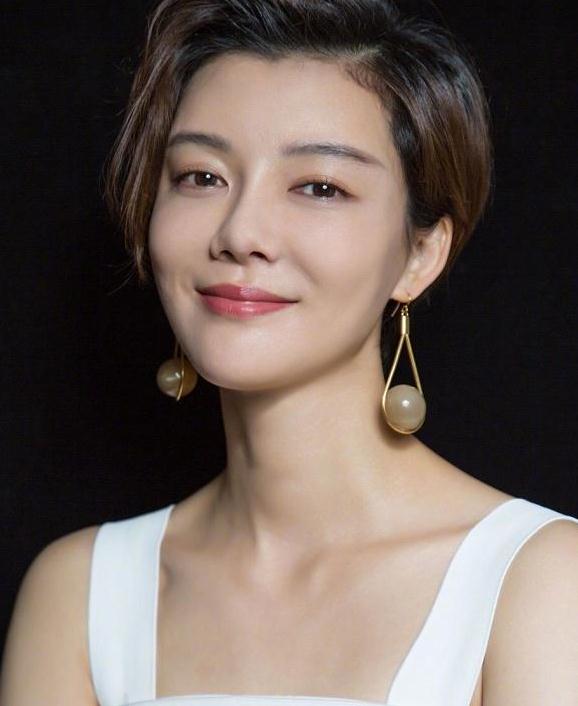 37岁车晓穿衣从不华丽 用简约的搭配 凸显80女人的气质美感 37岁车晓穿衣从不华丽 用简约的搭配 凸显80女人的气质美感
