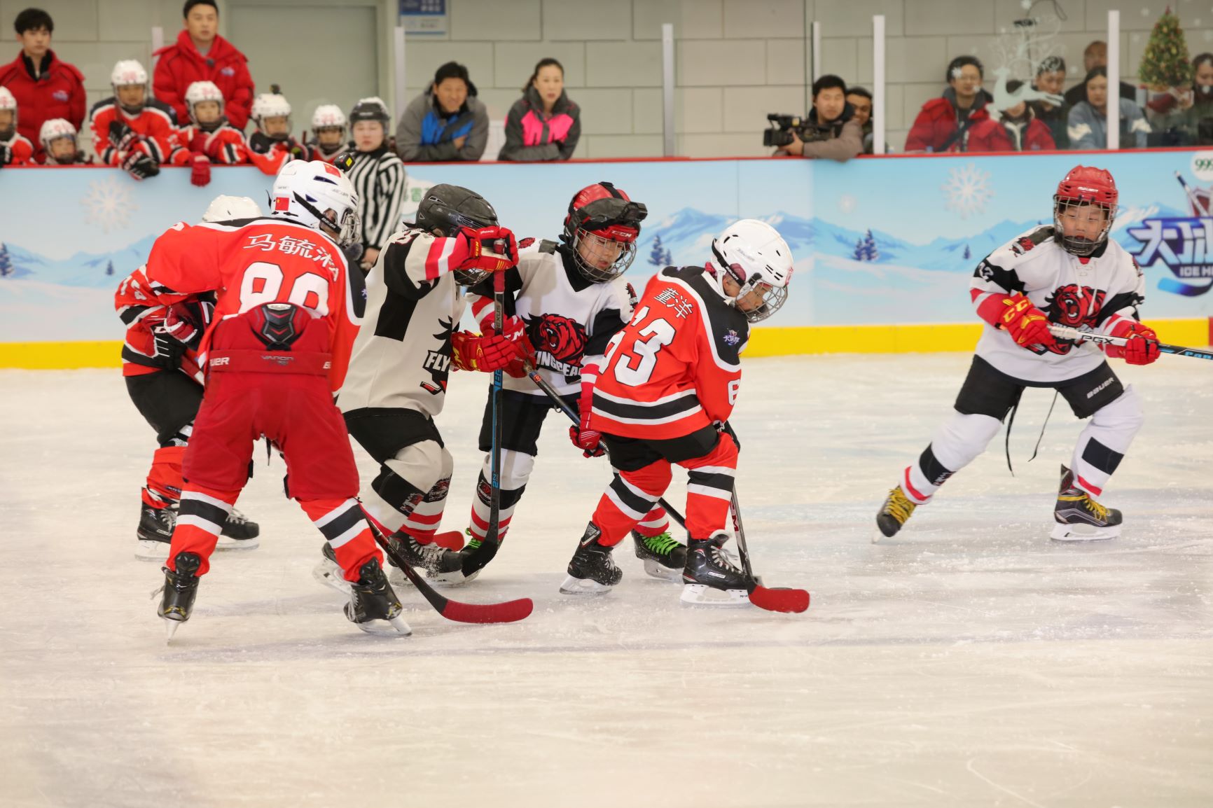《大冰小将》易烊千玺雷佳音带队迎终极赛 小将切磋"全明星队"