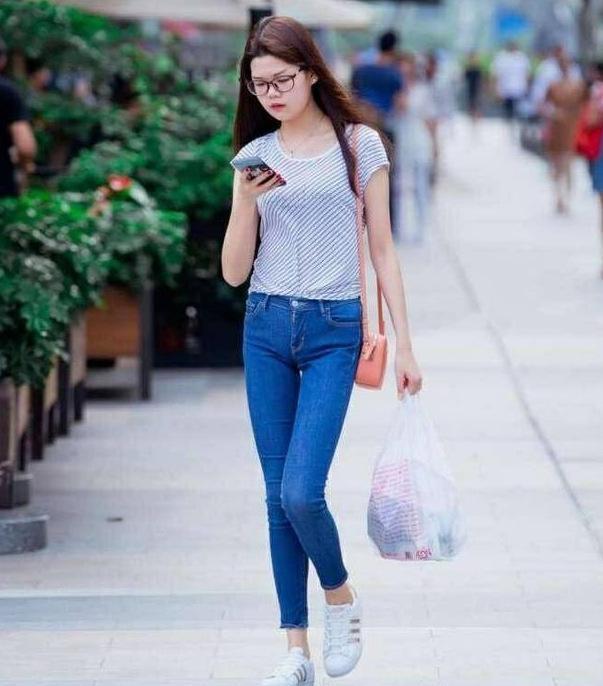 紧身牛仔裤:高挑有型的美女,散发出浓郁的时尚气息!