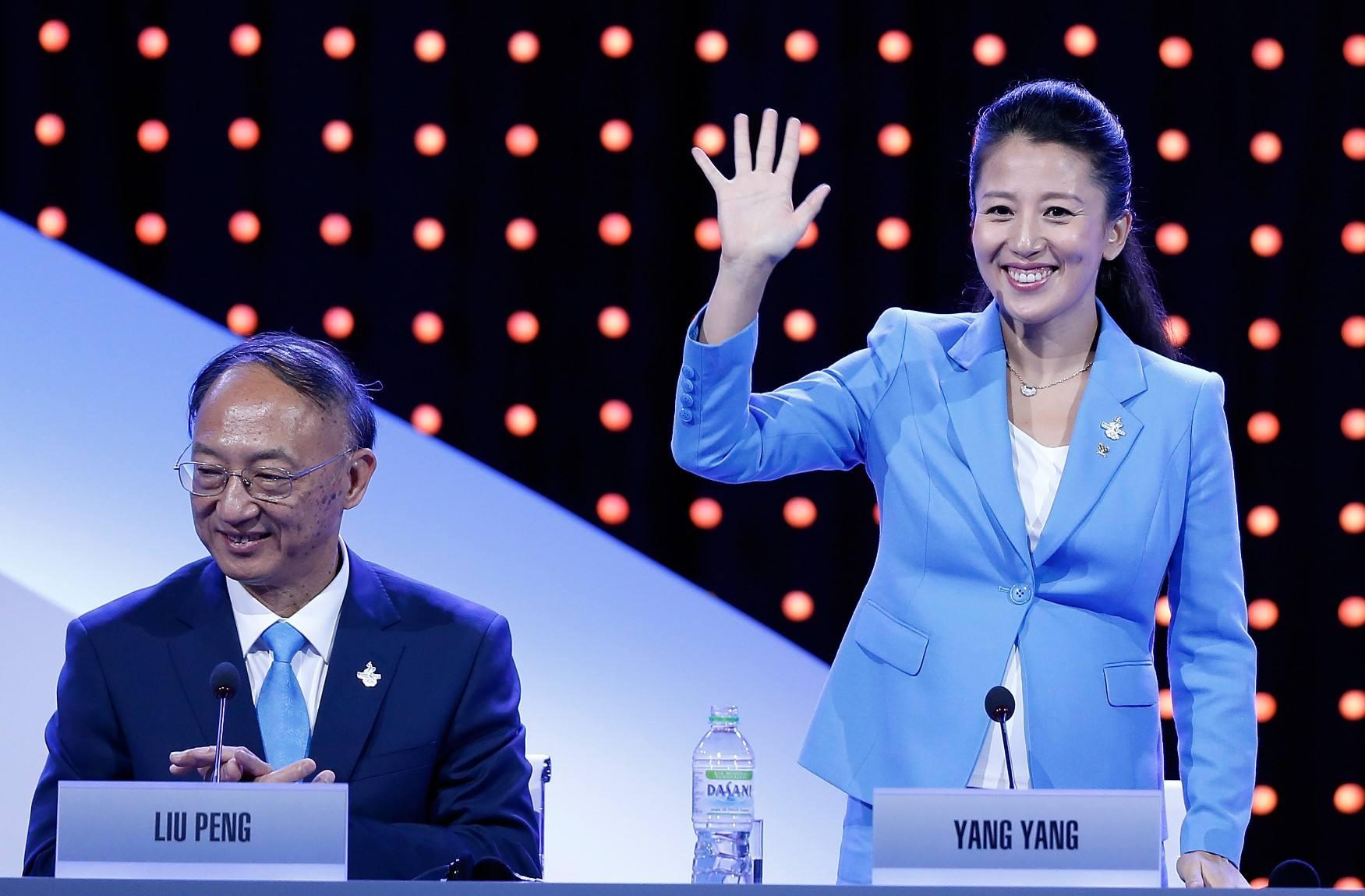 经历三段感情后和富豪结婚,44岁杨扬面容年轻,如今穿着很时尚!
