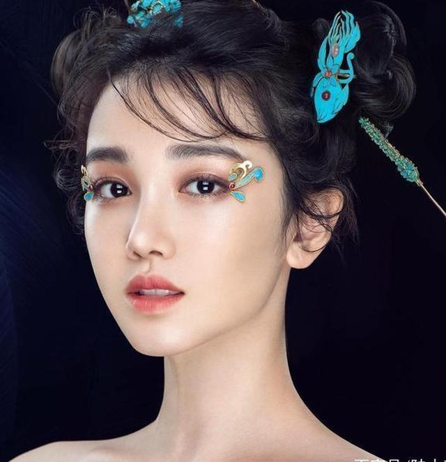 因为与丈夫的年龄差距很大,在结婚之后就遇到了继子陈晓宇的各种挑战