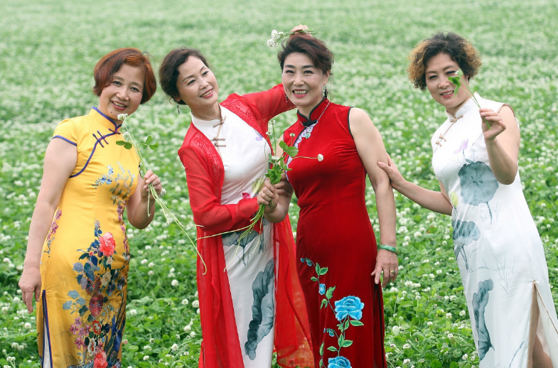 杭州10位退休大妈老来俏,相约公园上演旗袍秀