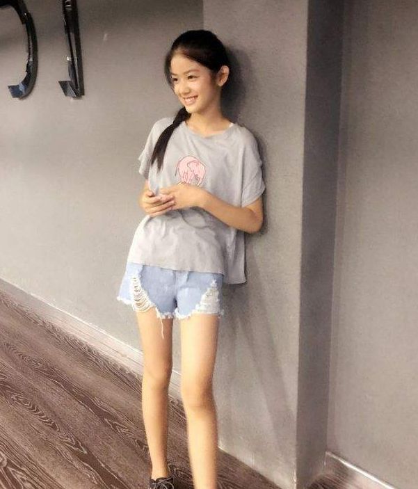 看完赵蕴卓的大长腿网友森碟你遇到劲敌了