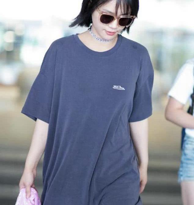 马思纯将粉色购物袋当包包提,回头率超高!