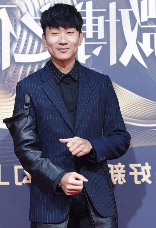 林俊杰真会穿，把“皮衣”缝西装上，“女士裤”配靴子更是抢镜！