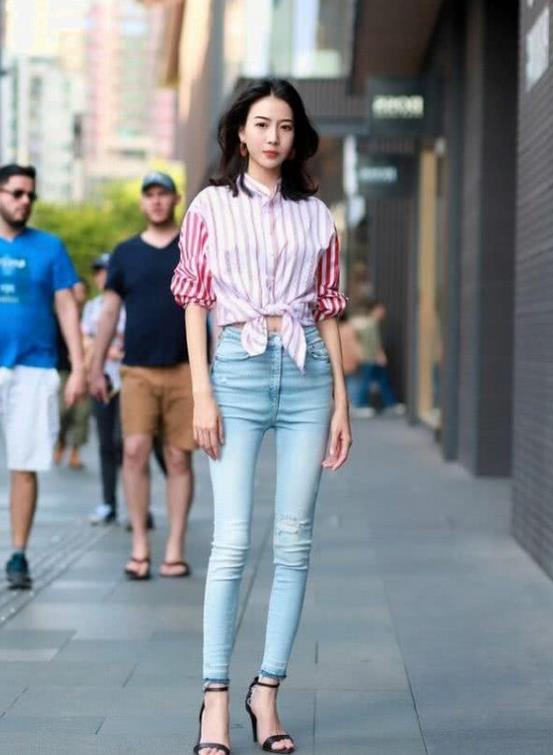 大手一掀将黑色短裙朝上翻起 公公在地铁上他手探入我的短裙