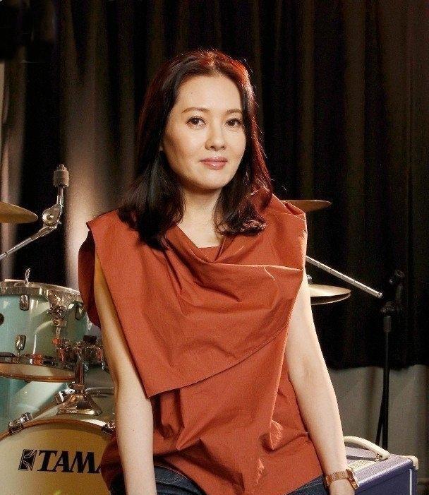 53岁李丽珍发布近期照片,皮肤不输年轻,就是裤子太显腿短