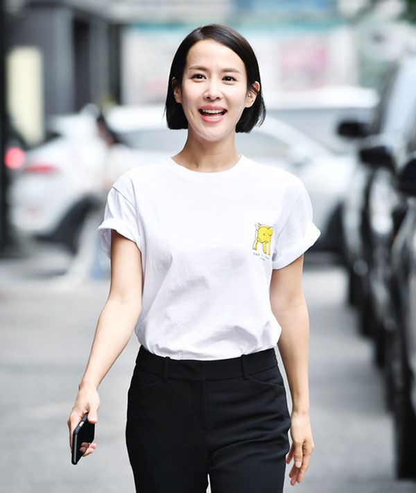 赵汝贞白t恤搭配黑色喇叭裤看似简单的配搭,非常适合她的气质|戛纳|赵