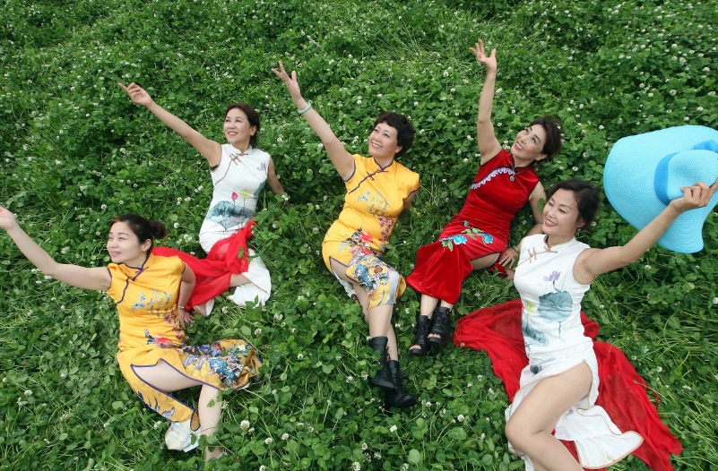 杭州10位退休大妈老来俏,相约公园上演旗袍秀