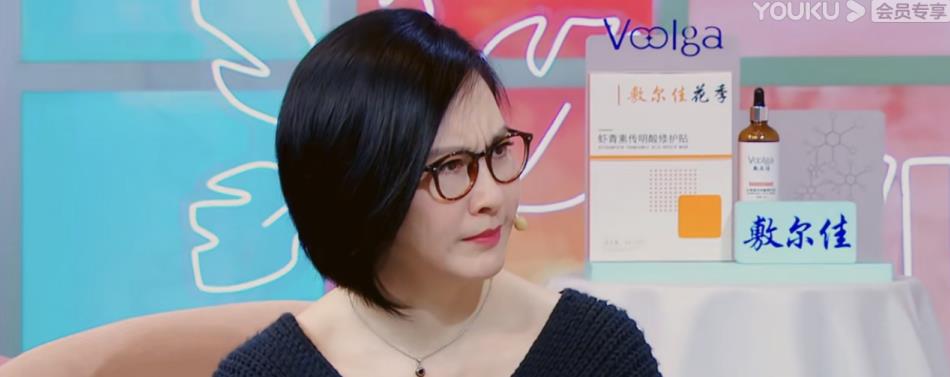 而且气色很好,姐姐柳翰君解释说这大概是因为工作长时间要带妆的原因