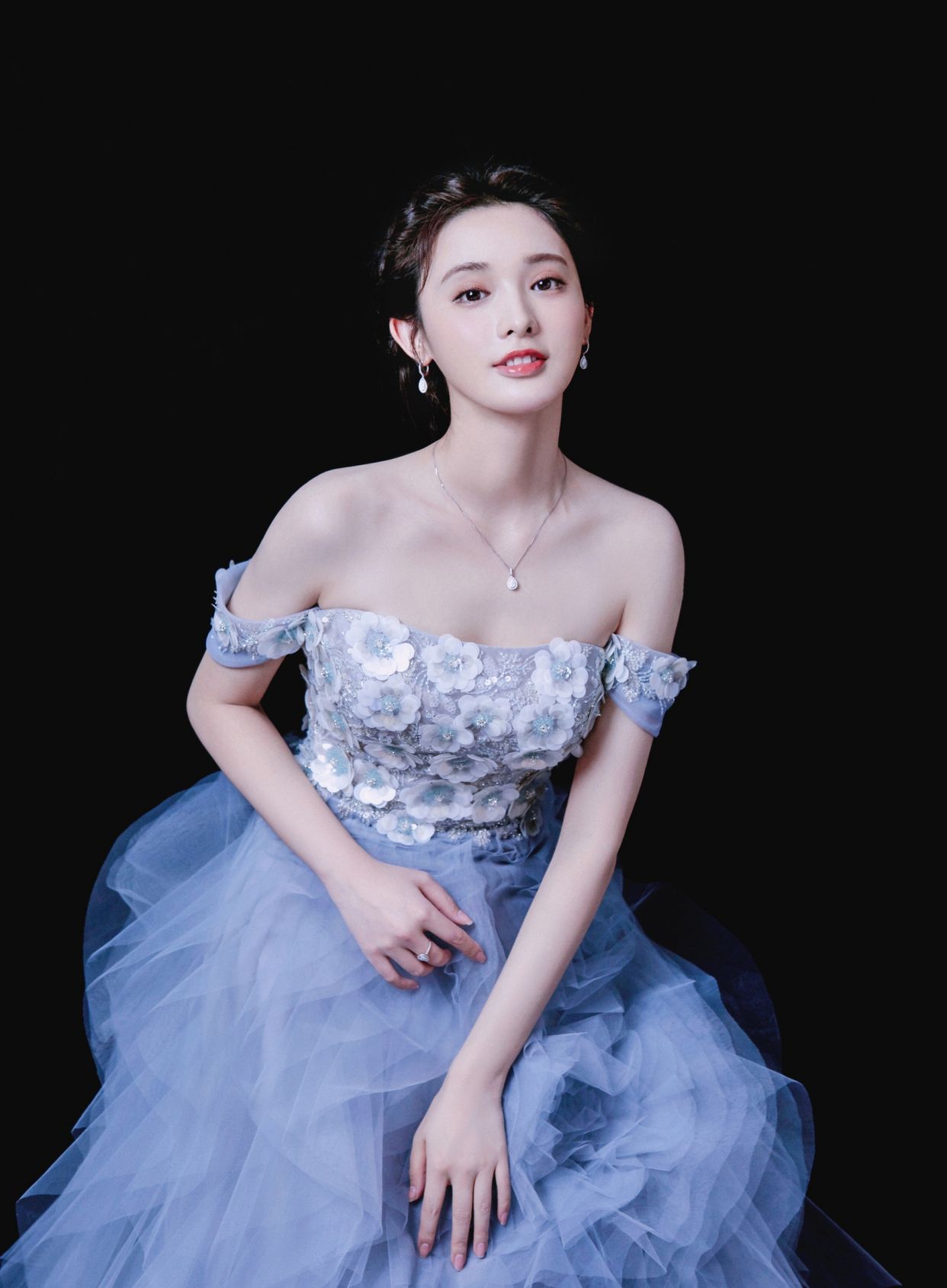 彭小苒晒美照,身穿淡紫色立体花朵纱质礼服,气质如薰衣草般芬芳_高清