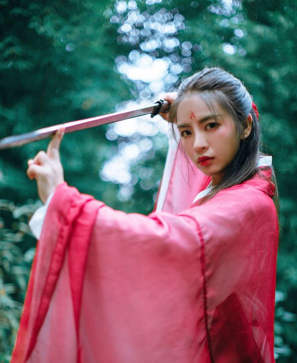 汉服古装摄影竹林里拍出女侠风范表现了江湖儿女的侠骨柔情