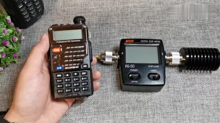 一代神机宝峰uv5r发射功率如何小汪拿出自己的功率计和假负载