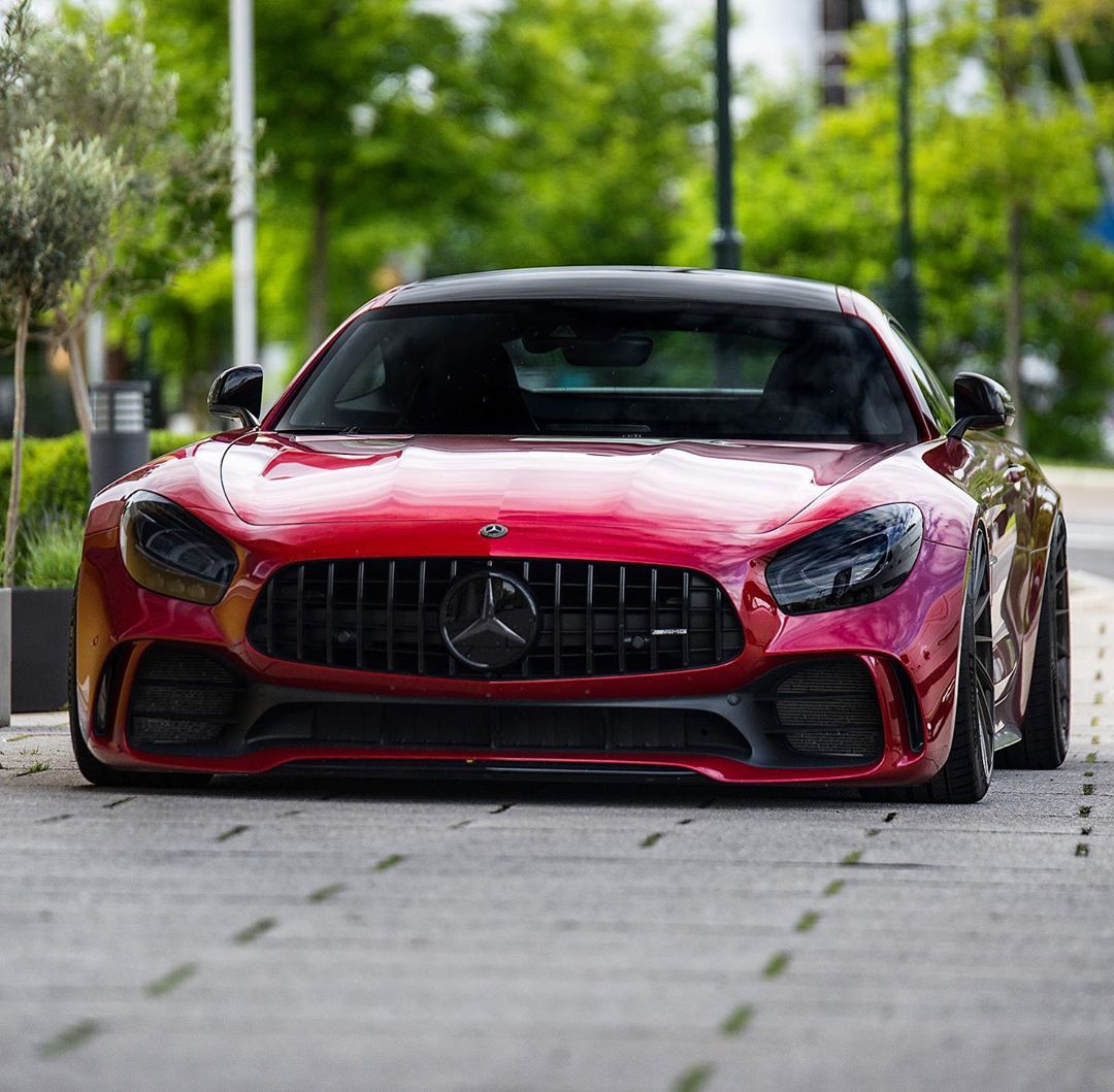 采用"恶魔版"宽体套件的亮红色奔驰amg gt r!