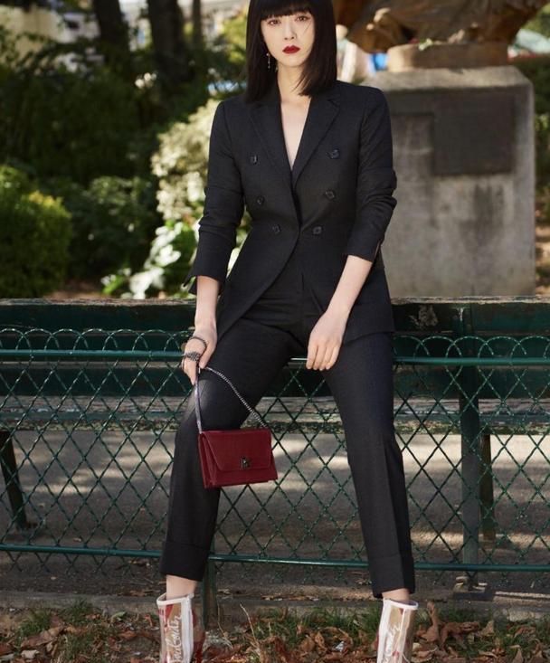 蒋欣瘦了任性穿,大衣配长筒靴街拍凹造型,齐刘海发型冷艳又高级