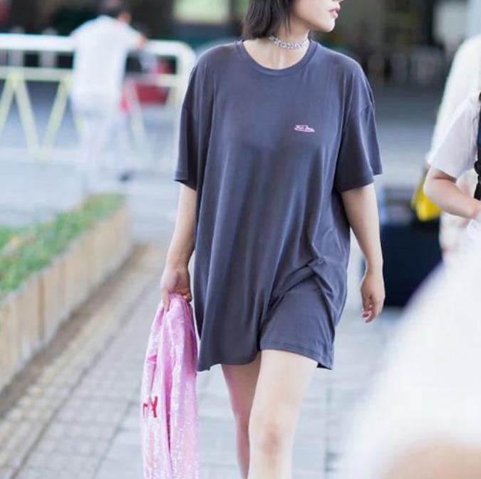 马思纯将粉色购物袋当包包提,回头率超高!