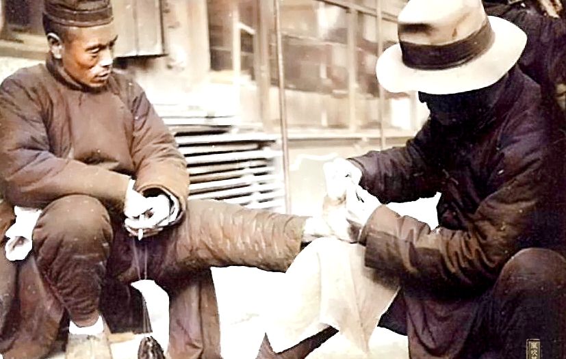1940年1月滦县街头修脚工在工作