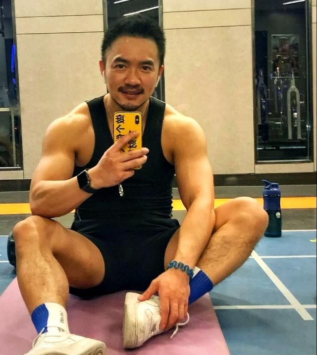 胡子拉碴中年性感男人