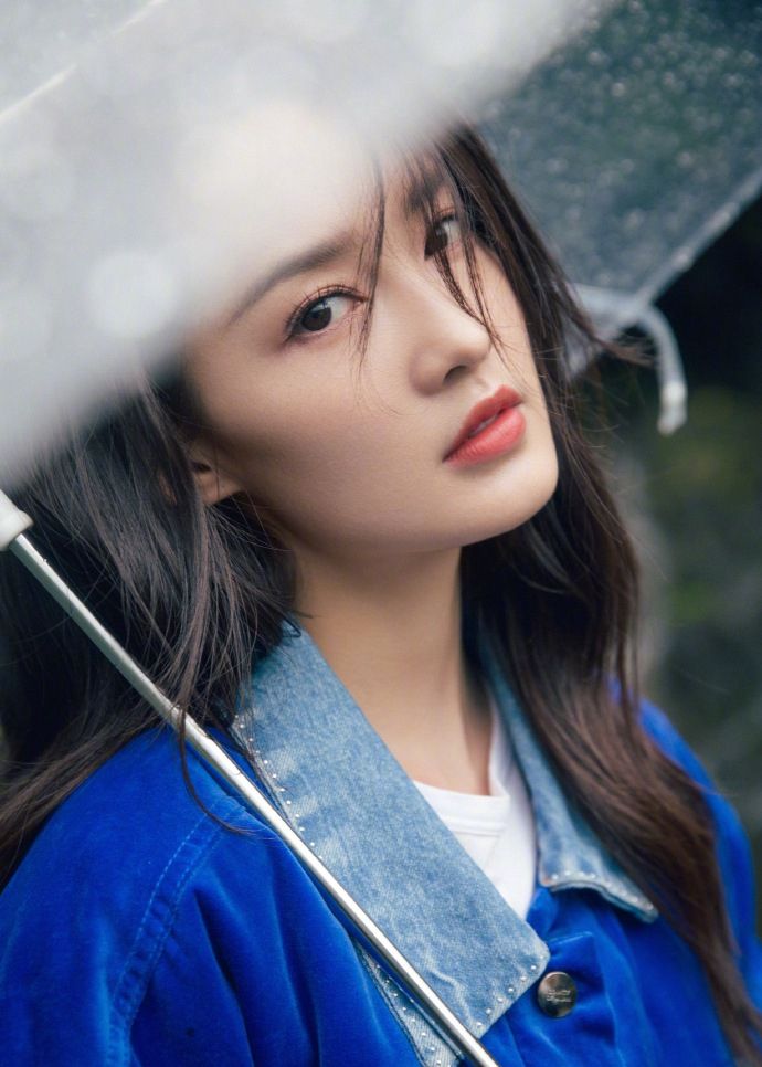 李沁手持雨伞雨中漫步慵懒随性上演唯美侧颜杀写真