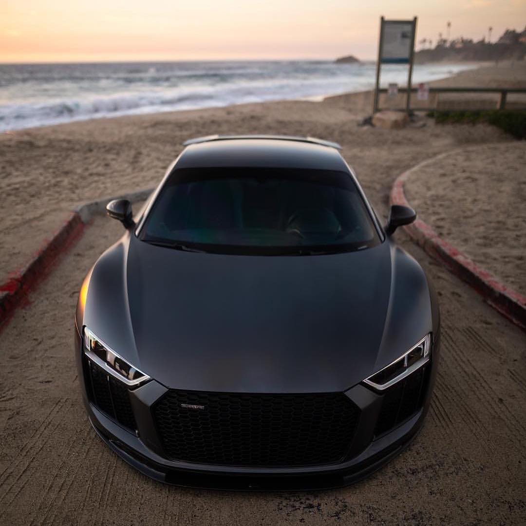 阳光沙滩哑光黑奥迪r8