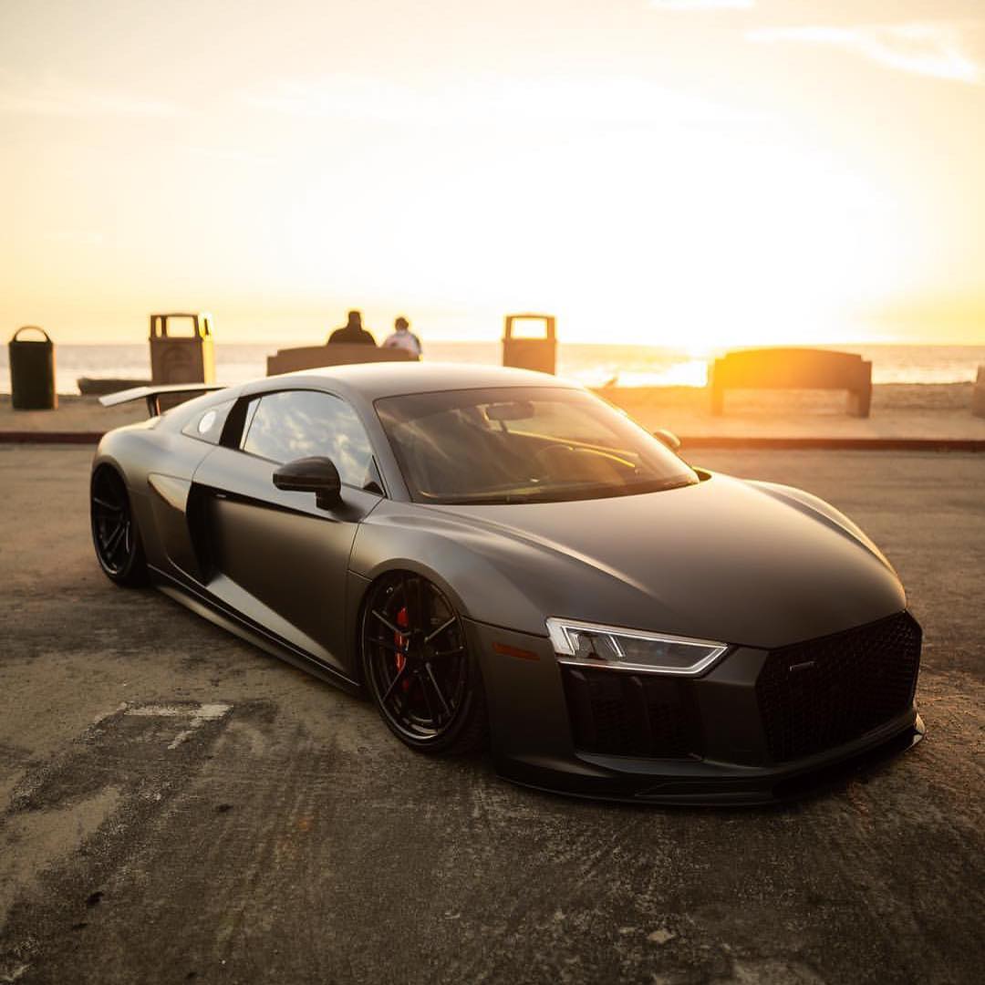 阳光沙滩哑光黑奥迪r8