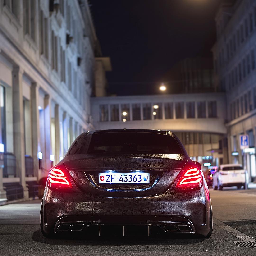 适合夜晚跑街的奔驰amg c 63,特别是那唯美的"小翅膀"尾灯!