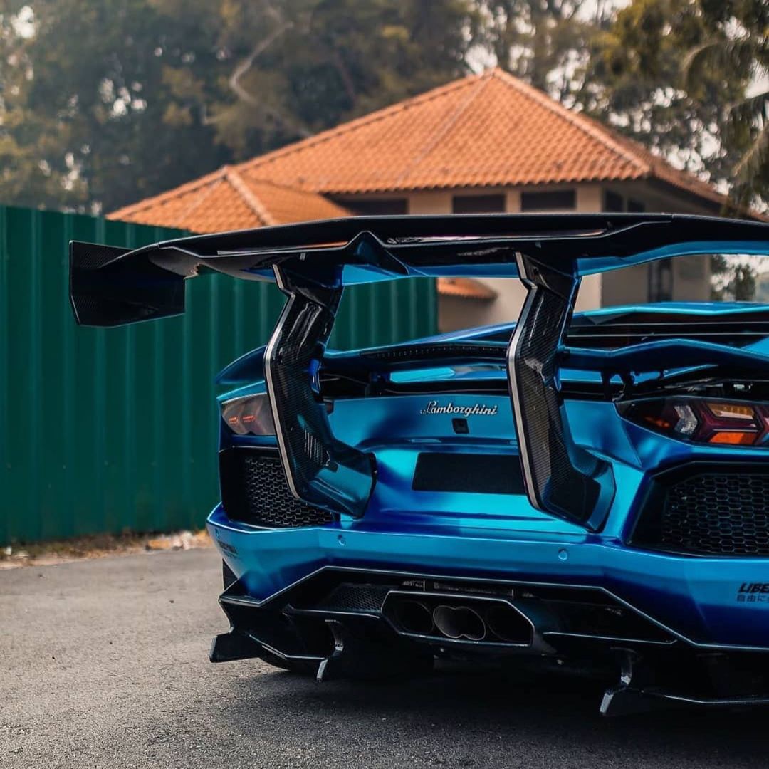 采用liberty walk宽体套件的chrome蓝色兰博基尼aventador!