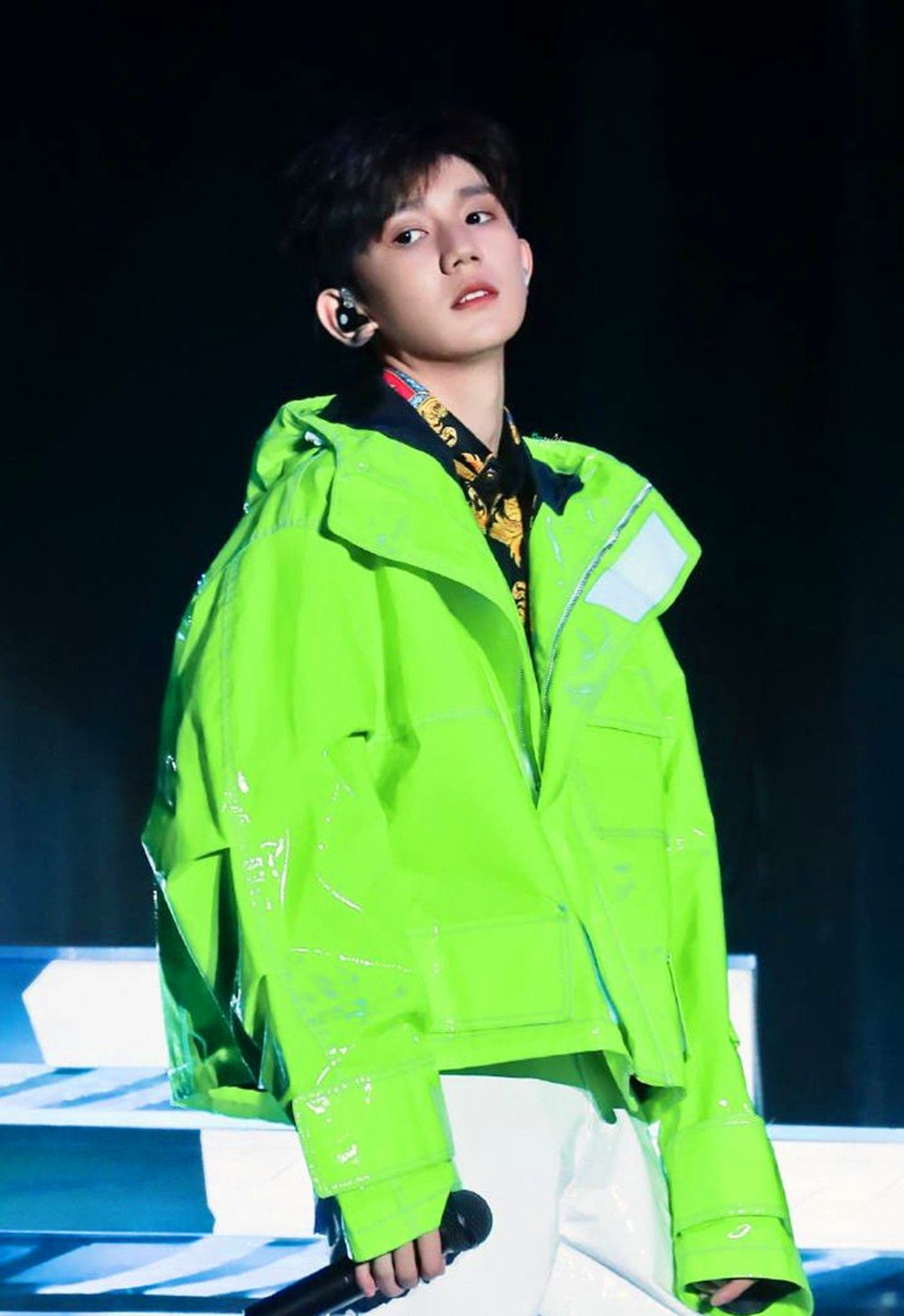 王源和应援色的青草绿最配,这才是打开壁纸的正确方式