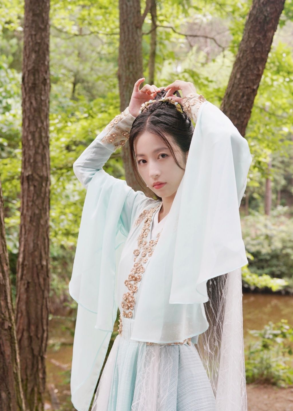 分享一组周雨彤古装造型的剧照美丽惊艳有着俏皮小女孩的清新