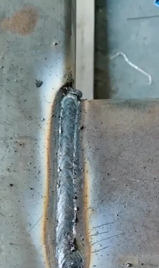 焊工老师傅就是自信焊完药皮都不敲咱们来看看效果咋样