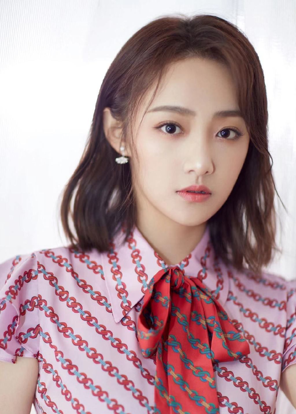 吴佳怡——演技派小花,清秀迷人