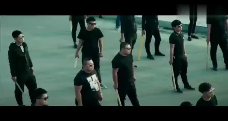 黑社会仗着小弟多目中无人,不料对方比他还狠,下场惨了