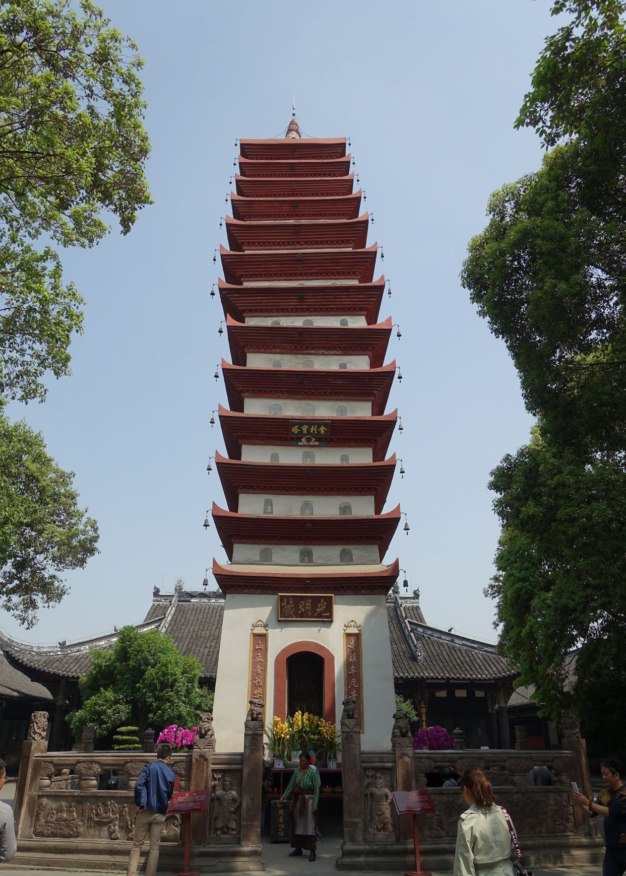 成都的宝光寺,院内有一塔,塔内藏有13颗真身舍利子