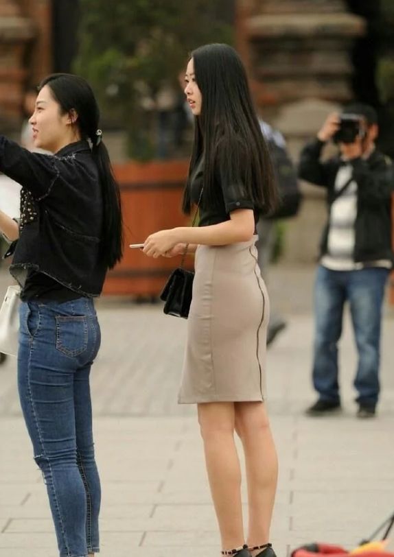 街拍路人，白色短袖搭配包臀裙，丰满性感的身材把衣服撑得很饱满衣服撑包臀裙身材新浪新闻 