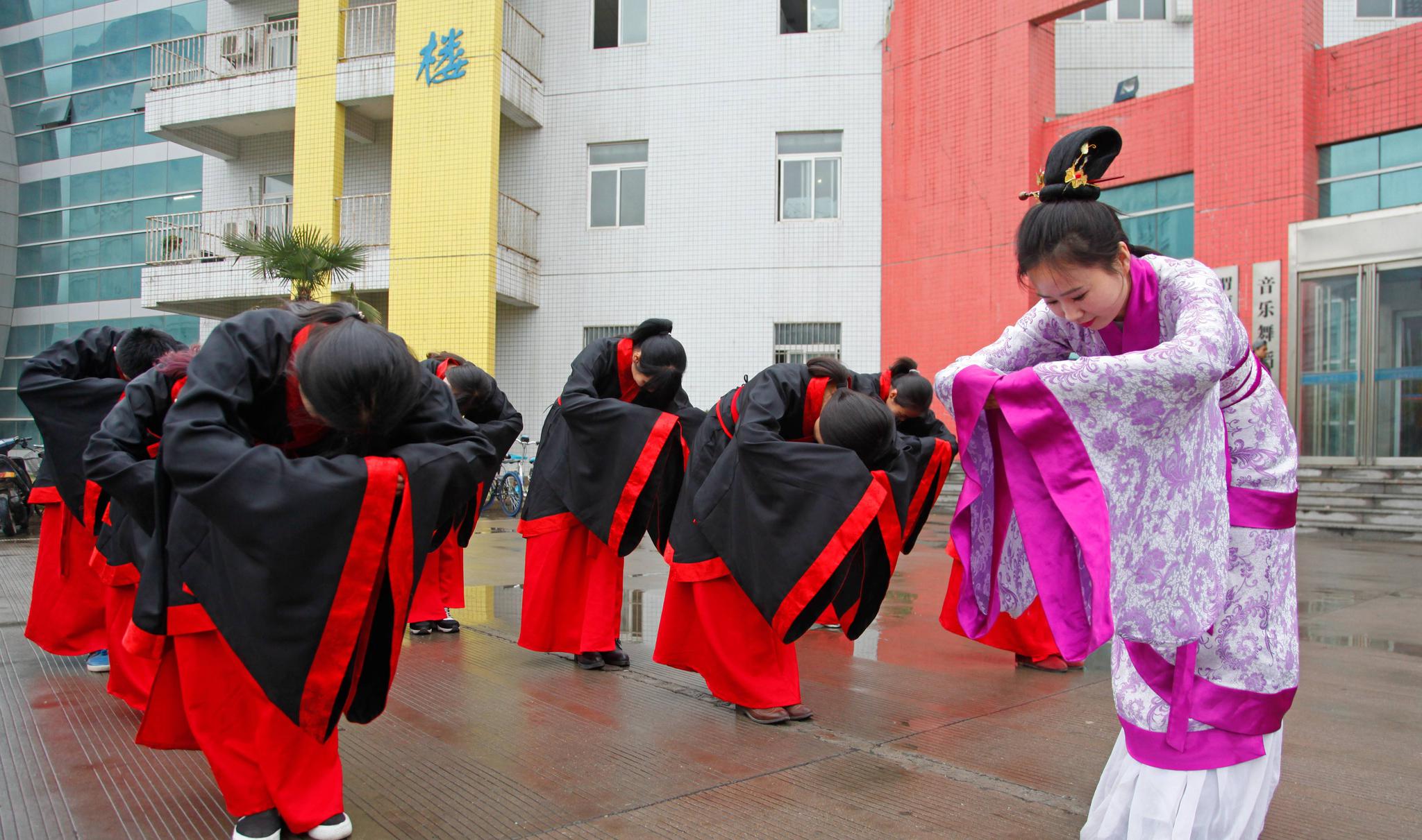 汉服,又称汉衣冠,汉装,华服,汉服定型于周朝,传承于秦朝.