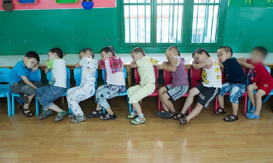 你还记得小时候被罚站的样子么?有摄影师偷偷拍了下来