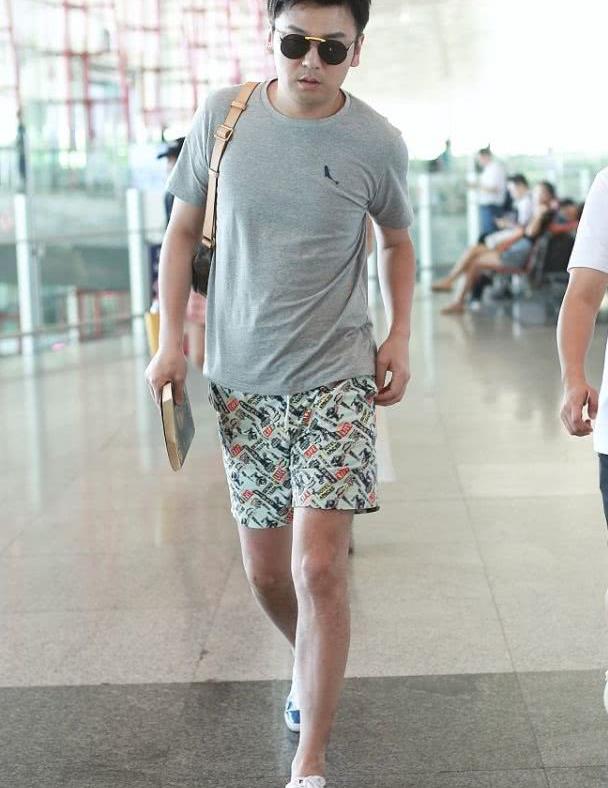 雷佳音街拍:灰色t恤沙滩裤feiyue x 漫威帆布鞋接地气_高清图集_新浪