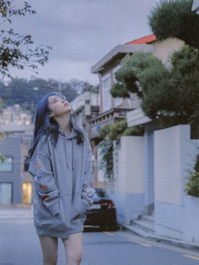 韩国第一女星iu李知恩,蓝色头发只有她能hold住,简直美翻了!