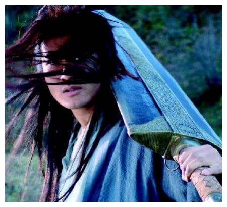 在几个版本中杨过断的手臂都是左手 只有一个版本断的是右手