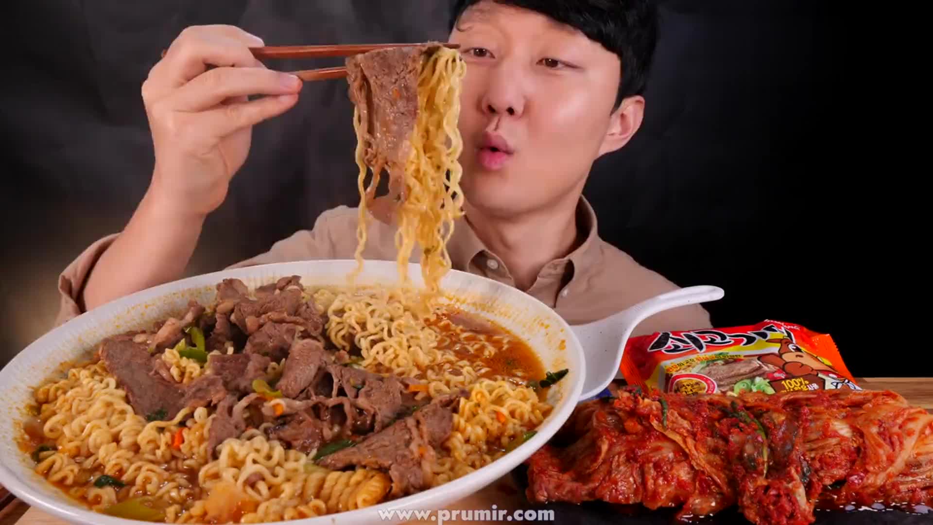 韩国大胃王吃一大盘牛肉泡面,大块牛肉在里面,实物和图片一样!