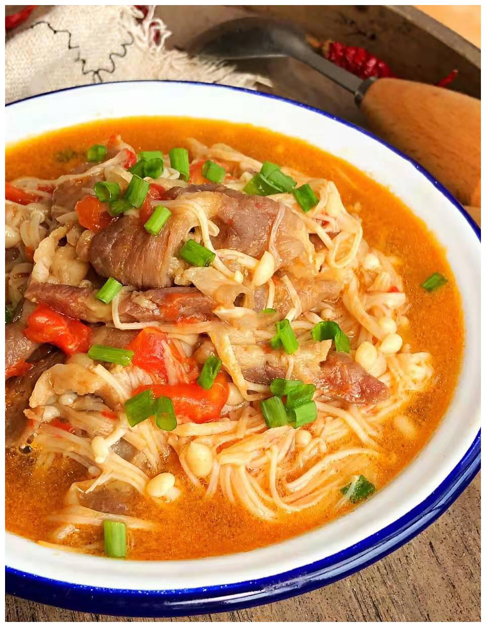 北方都冻得发黑了,降温喝一碗金针菇肥牛汤,暖心暖胃,酸爽过瘾