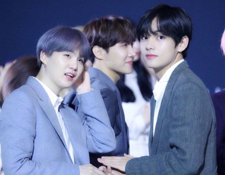 防弹少年团飞咻同框超可爱金泰亨v真的很依赖二哥闵suga呀