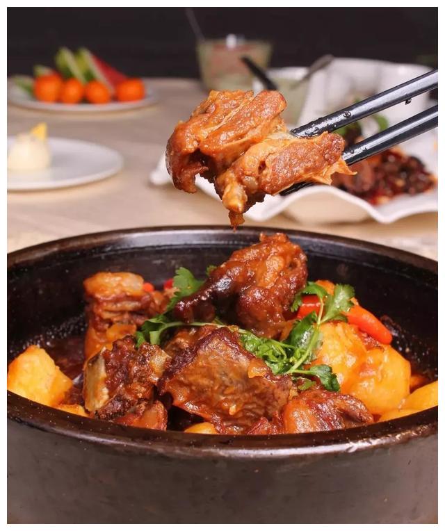 年夜饭推荐莲子炖排骨豇豆丁炒鸡蛋黄焖羊排的做法