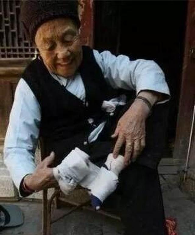 而女子地位则相对被动,为了让丈夫满意,就会选择裹脚.
